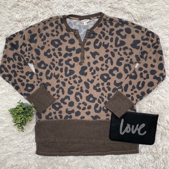 Hem & Thread V-Neck Hacci Leopard Top 💗 Brown & Gray - Picture 2 of 14